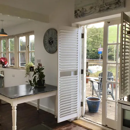 Holiday home Charming 2-Bed Cottage In Tranquil Riversetting *