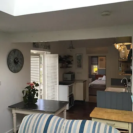 Charming 2-Bed Cottage In Tranquil Riversetting *
