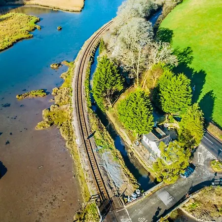 Holiday home Charming 2-Bed Cottage In Tranquil Riversetting