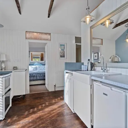 Holiday home Charming 2-Bed Cottage In Tranquil Riversetting