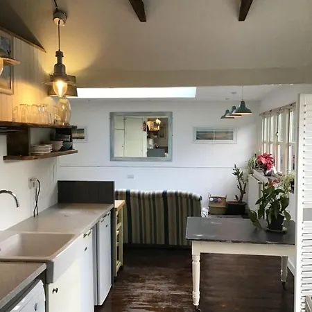 Charming 2-Bed Cottage In Tranquil Riversetting Holiday home *