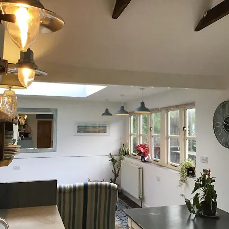 Charming 2-Bed Cottage In Tranquil Riversetting Holiday home *